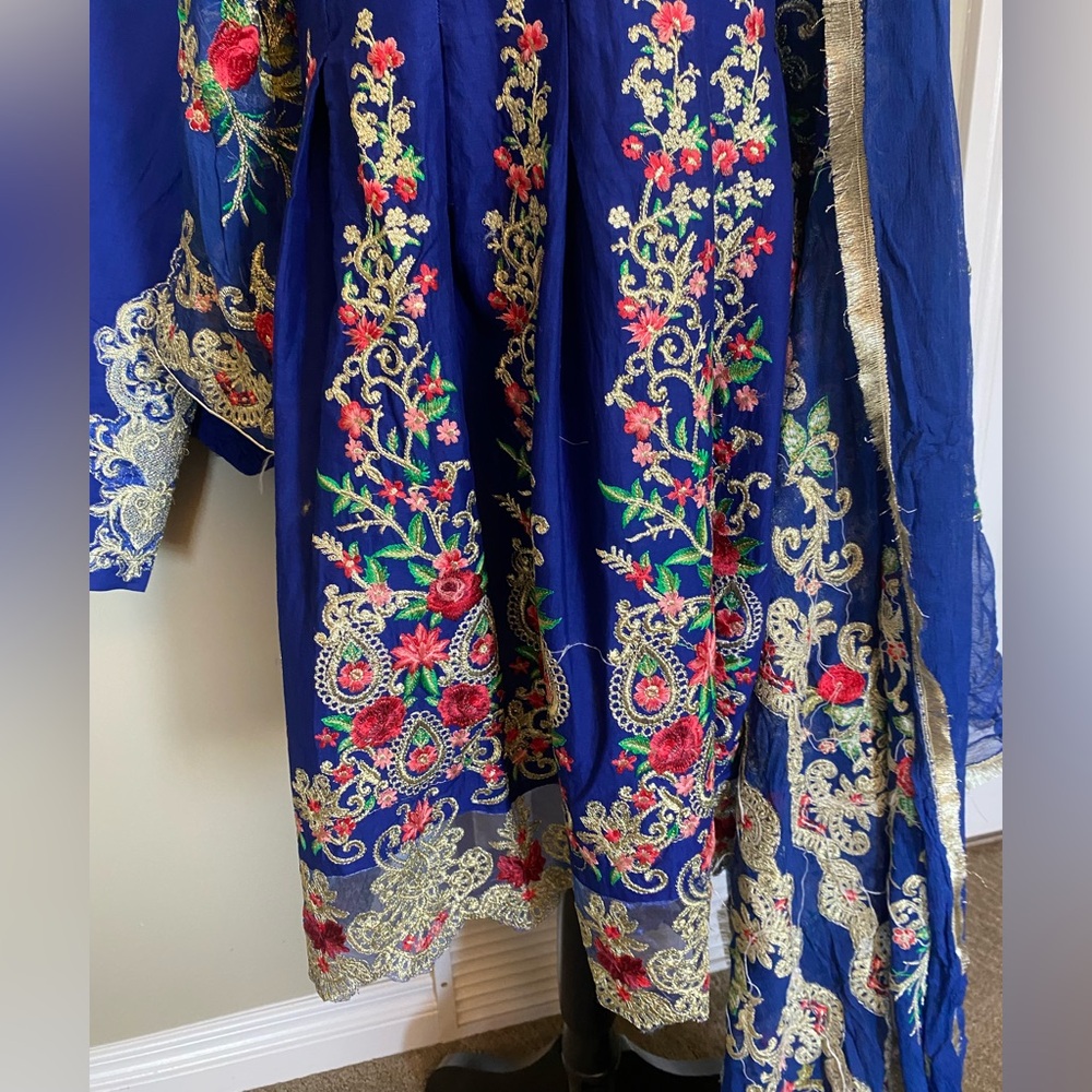 Pakistani suit - Picture 4 of 5